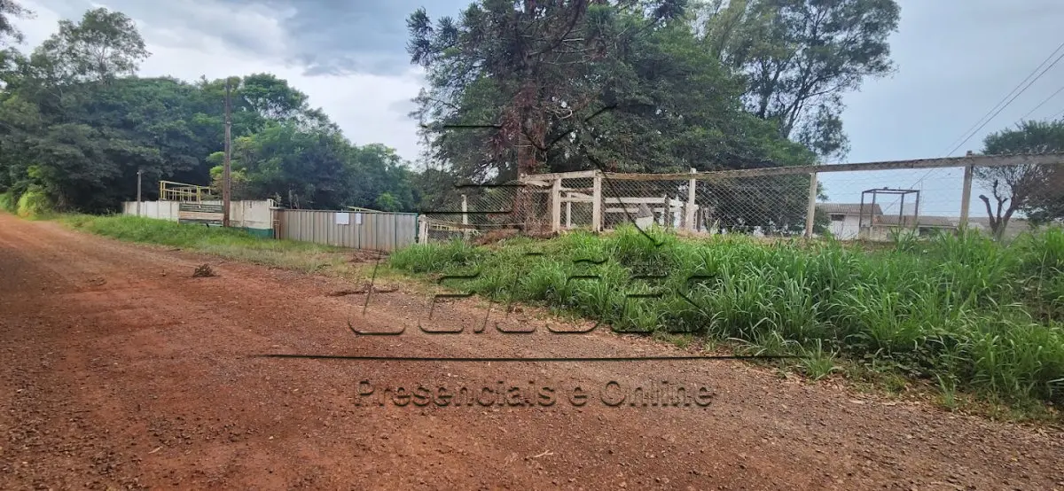 LOTE 002 - Uma fração de terras com a área de 16.445m², com todas as acessões e benfeitorias existentes, situada no Distrito de São Bento, neste município de Carazinho. As acessões e benfeitorias não se acham averbadas, porém, penhoradas e assim citadas: Um complexo frigorífico e suas benfeitorias, tais como, uma casa residencial em alvenaria com a área de 166m², um refeitório de alvenaria, com quatro garagens, com a área de 184m², um pavilhão frigorífico com a área de 1.240m², um pavilhão de alvenaria e madeira para garagem com a área de 600m², oito mangueiras de concreto e madeira, oito tanques de decantação com base de alvenaria e três açudes. Matrícula nº 10.203 do livro 2-RG do Registro de Imóveis de Carazinho.