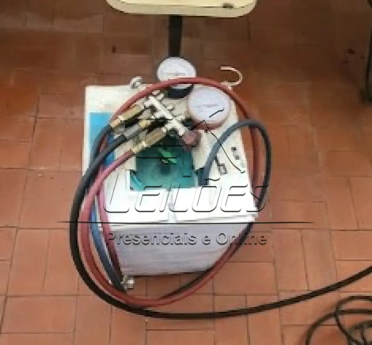 LOTE 120 - Conjunto de manômetros, conjunto de diagnóstico automotivo e diversas peças automotivas (sala de inspeção)