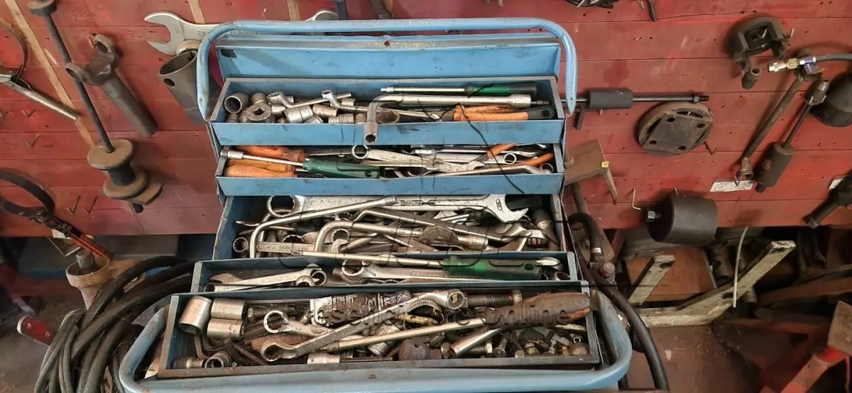 LOTE 124 - Diversas peças e ferramentas para oficina mecânica de caminhonetes e caminhões