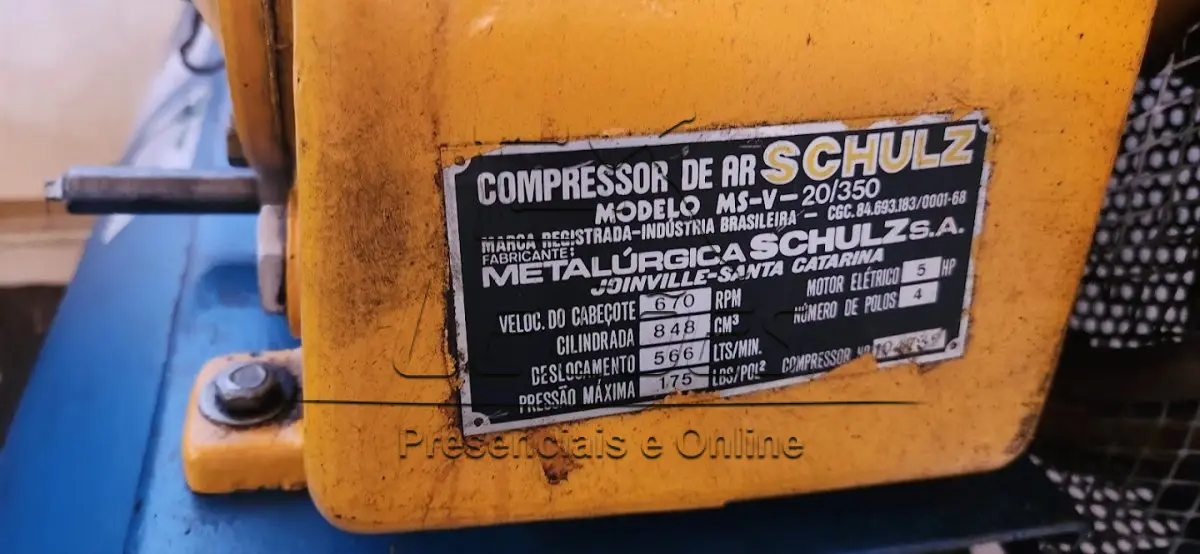 LOTE 099 - Compressor de ar da marca Schulz, 175libras e com motor elétrico de 5hp (sala lavagem)
