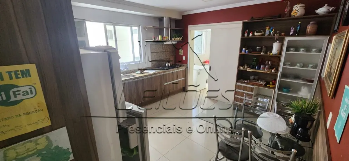 LOTE 000 - Lote exclusivo de todos os bens (lotes 001, 002 e 004) 1) Apartamento 301 com  a área privativa de 165,30m² e área global de 230,30m², situado no 3º pavimento do Edifício "Residencial Victória Garden", na Avenida Pátria, 269, Centro, Carazinho/RS. Matrícula 32038; b) Box 08 com a área privativa de 26,50m² e área global de 31,71m², localizado no 2º subsolo do Edifício "Residencial Victória Garden", na Avenida Pátria, 269, Centro, Carazinho/RS. Matrícula 32017; e, c) Lote de móveis que guarnecem o apartamento 301 do Edifício "Residencial Victória Garden". Observação: Este lote será disponibilizado a quem tiver interesse em arrematar todos em conjunto, a quem dar-se-á preferência na arrematação , desde que pague o melhor preço, conforme preconiza o artigo 893 do Código de Processo Civil.