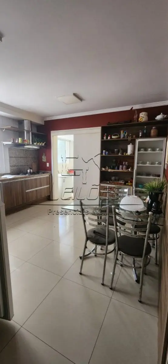 LOTE 000 - Lote exclusivo de todos os bens (lotes 001, 002 e 004) 1) Apartamento 301 com  a área privativa de 165,30m² e área global de 230,30m², situado no 3º pavimento do Edifício "Residencial Victória Garden", na Avenida Pátria, 269, Centro, Carazinho/RS. Matrícula 32038; b) Box 08 com a área privativa de 26,50m² e área global de 31,71m², localizado no 2º subsolo do Edifício "Residencial Victória Garden", na Avenida Pátria, 269, Centro, Carazinho/RS. Matrícula 32017; e, c) Lote de móveis que guarnecem o apartamento 301 do Edifício "Residencial Victória Garden". Observação: Este lote será disponibilizado a quem tiver interesse em arrematar todos em conjunto, a quem dar-se-á preferência na arrematação , desde que pague o melhor preço, conforme preconiza o artigo 893 do Código de Processo Civil.