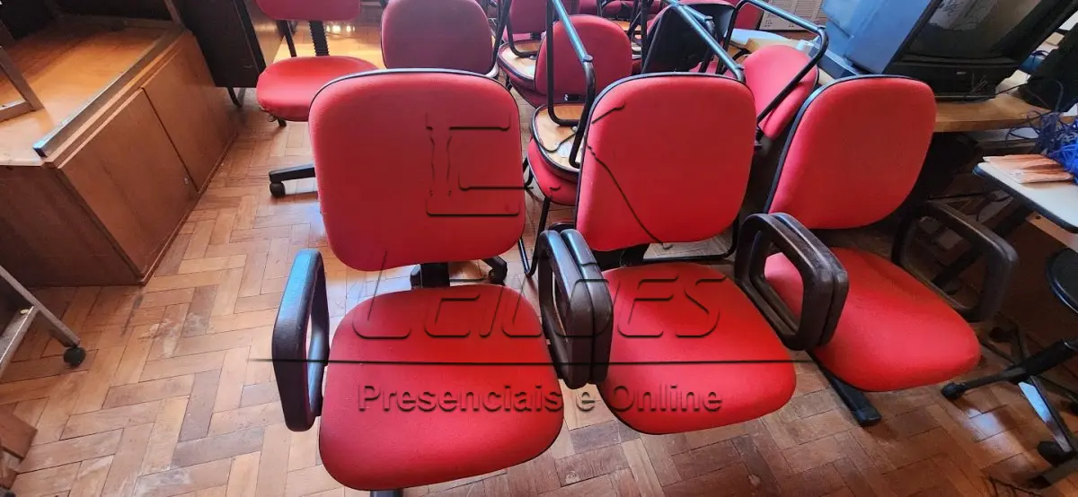 LOTE 093 - Diversas cadeiras, mesas, armários e demais móveis para escritório (localizados na sala do almoxarifado)