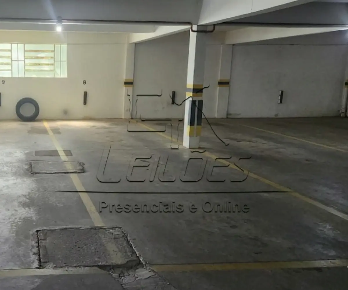 LOTE 000 - Lote exclusivo de todos os bens (lotes 001, 002 e 004) 1) Apartamento 301 com  a área privativa de 165,30m² e área global de 230,30m², situado no 3º pavimento do Edifício "Residencial Victória Garden", na Avenida Pátria, 269, Centro, Carazinho/RS. Matrícula 32038; b) Box 08 com a área privativa de 26,50m² e área global de 31,71m², localizado no 2º subsolo do Edifício "Residencial Victória Garden", na Avenida Pátria, 269, Centro, Carazinho/RS. Matrícula 32017; e, c) Lote de móveis que guarnecem o apartamento 301 do Edifício "Residencial Victória Garden". Observação: Este lote será disponibilizado a quem tiver interesse em arrematar todos em conjunto, a quem dar-se-á preferência na arrematação , desde que pague o melhor preço, conforme preconiza o artigo 893 do Código de Processo Civil.
