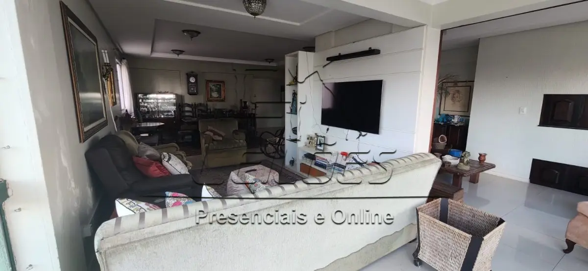 LOTE 000 - Lote exclusivo de todos os bens (lotes 001, 002 e 004) 1) Apartamento 301 com  a área privativa de 165,30m² e área global de 230,30m², situado no 3º pavimento do Edifício "Residencial Victória Garden", na Avenida Pátria, 269, Centro, Carazinho/RS. Matrícula 32038; b) Box 08 com a área privativa de 26,50m² e área global de 31,71m², localizado no 2º subsolo do Edifício "Residencial Victória Garden", na Avenida Pátria, 269, Centro, Carazinho/RS. Matrícula 32017; e, c) Lote de móveis que guarnecem o apartamento 301 do Edifício "Residencial Victória Garden". Observação: Este lote será disponibilizado a quem tiver interesse em arrematar todos em conjunto, a quem dar-se-á preferência na arrematação , desde que pague o melhor preço, conforme preconiza o artigo 893 do Código de Processo Civil.