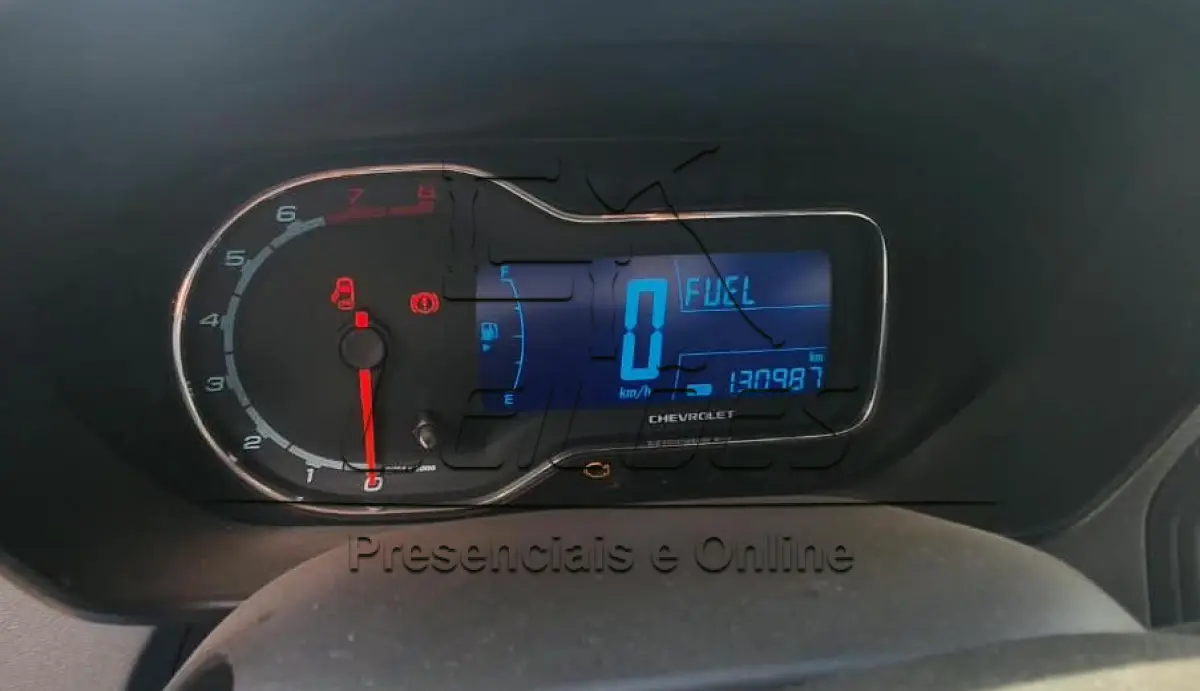 LOTE 001 - Automóvel GM SPIN 1.8L MT LTZ, 07 lugares, ano/modelo 2015/2016, cor prata. Odômetro: 130987km. Veículo sem bateria, estepe, chave de rodas e triângulo.
