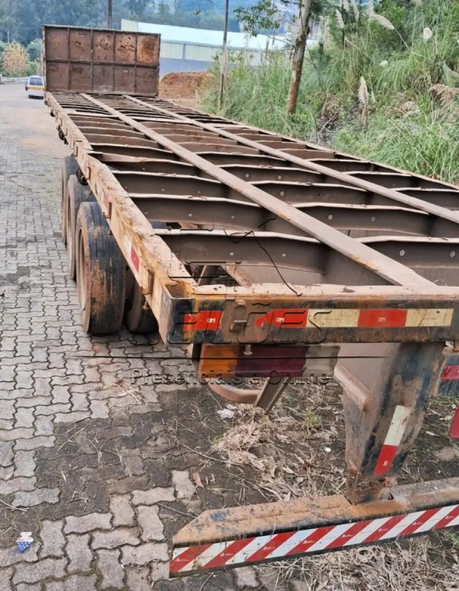 LOTE 001 - Reboque REB/RANDON SR GR TR, ano/modelo 1993/1993, placa IAZ3381, 3 eixos, com 12 pneus em péssimo estado de conservação, sem assoalho, sistema de freio e suspensão incompleto.