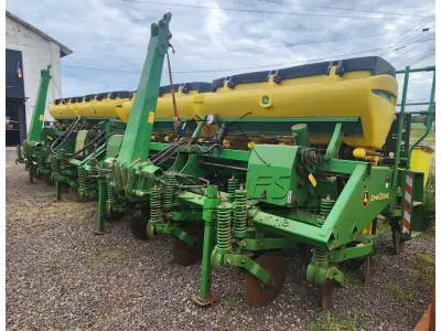 Conjunto de 02 plantadeiras Jhon Deere e acoplador Dual Tandem Siltec. Plantadeiras à vacuo, modelo 1109, ano 2017, no total de 18 linhas, pantográficas, com disco de corte e sulcador, rodado duplo, em bom estado de conservação.