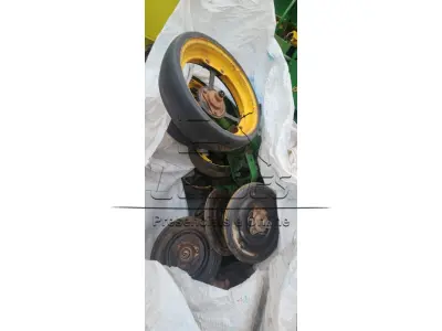 Plantadeira da marca JHON DEERE, modelo 1109, à vácuo, ano 2017, pantográfica, com disco de corte  e sulcador, rodado duplo em excelente estado de conservação e funcionamento.