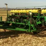 CONJUNTO DE 02 PLANTADEIRAS JHON DEERE E ACOPLADOR DUAL TANDEM SILTEC. PLANTADEIRAS À VACUO, MODELO 1109, ANO 2017, NO TOTAL DE 18 LINHAS, PANTOGRÁFICAS, COM DISCO DE CORTE E SULCADOR, RODADO DUPLO, EM BOM ESTADO DE CONSERVAÇÃO.