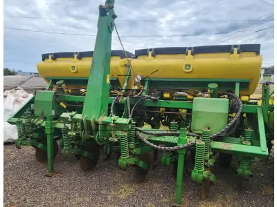Plantadeira da marca JHON DEERE, modelo 1109, à vácuo, ano 2017, pantográfica, com disco de corte  e sulcador, rodado duplo em excelente estado de conservação e funcionamento.