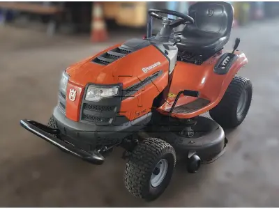 Trator Cortador de Grama Husqvarna TS 142, ano 2022, em excelente estado de conservação