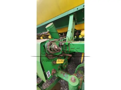 Plantadeira da marca JHON DEERE, modelo 1109, à vácuo, ano 2017, pantográfica, com disco de corte  e sulcador, rodado duplo em excelente estado de conservação e funcionamento.