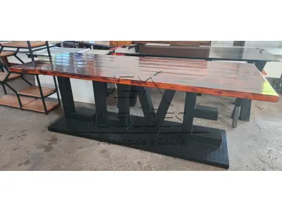Mesa artesanal em ferro fundido e madeira