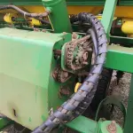 CONJUNTO DE 02 PLANTADEIRAS JHON DEERE E ACOPLADOR DUAL TANDEM SILTEC. PLANTADEIRAS À VACUO, MODELO 1109, ANO 2017, NO TOTAL DE 18 LINHAS, PANTOGRÁFICAS, COM DISCO DE CORTE E SULCADOR, RODADO DUPLO, EM BOM ESTADO DE CONSERVAÇÃO.