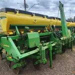 CONJUNTO DE 02 PLANTADEIRAS JHON DEERE E ACOPLADOR DUAL TANDEM SILTEC. PLANTADEIRAS À VACUO, MODELO 1109, ANO 2017, NO TOTAL DE 18 LINHAS, PANTOGRÁFICAS, COM DISCO DE CORTE E SULCADOR, RODADO DUPLO, EM BOM ESTADO DE CONSERVAÇÃO.