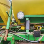 CONJUNTO DE 02 PLANTADEIRAS JHON DEERE E ACOPLADOR DUAL TANDEM SILTEC. PLANTADEIRAS À VACUO, MODELO 1109, ANO 2017, NO TOTAL DE 18 LINHAS, PANTOGRÁFICAS, COM DISCO DE CORTE E SULCADOR, RODADO DUPLO, EM BOM ESTADO DE CONSERVAÇÃO.