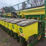 CONJUNTO DE 02 PLANTADEIRAS JHON DEERE E ACOPLADOR DUAL TANDEM SILTEC. PLANTADEIRAS À VACUO, MODELO 1109, ANO 2017, NO TOTAL DE 18 LINHAS, PANTOGRÁFICAS, COM DISCO DE CORTE E SULCADOR, RODADO DUPLO, EM BOM ESTADO DE CONSERVAÇÃO.