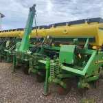 CONJUNTO DE 02 PLANTADEIRAS JHON DEERE E ACOPLADOR DUAL TANDEM SILTEC. PLANTADEIRAS À VACUO, MODELO 1109, ANO 2017, NO TOTAL DE 18 LINHAS, PANTOGRÁFICAS, COM DISCO DE CORTE E SULCADOR, RODADO DUPLO, EM BOM ESTADO DE CONSERVAÇÃO.