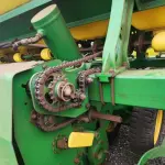 CONJUNTO DE 02 PLANTADEIRAS JHON DEERE E ACOPLADOR DUAL TANDEM SILTEC. PLANTADEIRAS À VACUO, MODELO 1109, ANO 2017, NO TOTAL DE 18 LINHAS, PANTOGRÁFICAS, COM DISCO DE CORTE E SULCADOR, RODADO DUPLO, EM BOM ESTADO DE CONSERVAÇÃO.