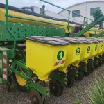 CONJUNTO DE 02 PLANTADEIRAS JHON DEERE E ACOPLADOR DUAL TANDEM SILTEC. PLANTADEIRAS À VACUO, MODELO 1109, ANO 2017, NO TOTAL DE 18 LINHAS, PANTOGRÁFICAS, COM DISCO DE CORTE E SULCADOR, RODADO DUPLO, EM BOM ESTADO DE CONSERVAÇÃO.