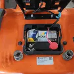 TRATOR CORTADOR DE GRAMA HUSQVARNA TS 142, ANO 2022, EM EXCELENTE ESTADO DE CONSERVAÇÃO