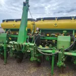 PLANTADEIRA DA MARCA JHON DEERE, MODELO 1109, À VÁCUO, ANO 2017, PANTOGRÁFICA, COM DISCO DE CORTE  E SULCADOR, RODADO DUPLO EM EXCELENTE ESTADO DE CONSERVAÇÃO E FUNCIONAMENTO.