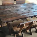 MESA DE MADEIRA COM 06 CADEIRAS