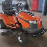 TRATOR CORTADOR DE GRAMA HUSQVARNA TS 142, ANO 2022, EM EXCELENTE ESTADO DE CONSERVAÇÃO