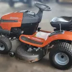 TRATOR CORTADOR DE GRAMA HUSQVARNA TS 142, ANO 2022, EM EXCELENTE ESTADO DE CONSERVAÇÃO