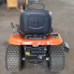 TRATOR CORTADOR DE GRAMA HUSQVARNA TS 142, ANO 2022, EM EXCELENTE ESTADO DE CONSERVAÇÃO
