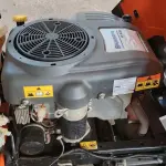 TRATOR CORTADOR DE GRAMA HUSQVARNA TS 142, ANO 2022, EM EXCELENTE ESTADO DE CONSERVAÇÃO