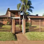 UM TERRENO URBANO COM A ÁREA DE 1.710,00M², COM UMA CASA DE ALVENARIA COM A ÁREA DE 262,80M², SITUADO NO LADO PAR DA RUA EÇA DE QUEIROZ (SOB Nº 654), DISTANTE 28M DA ESQUINA COM A RUA FELIPE CAMARÃO, E TAMBÉM LADO PAR DA RUA VICTOR HUGO, DISTANTE 30M DA ESQUINA COM A RUA FELIPE CAMARÃO, NESTA CIDADE DE CARAZINHO, LOTE 004 DA QUADRA 108 NO SETOR 006