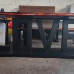 MESA ARTESANAL EM FERRO FUNDIDO E MADEIRA