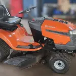 TRATOR CORTADOR DE GRAMA HUSQVARNA TS 142, ANO 2022, EM EXCELENTE ESTADO DE CONSERVAÇÃO