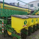 PLANTADEIRA DA MARCA JHON DEERE, MODELO 1109, À VÁCUO, ANO 2017, PANTOGRÁFICA, COM DISCO DE CORTE  E SULCADOR, RODADO DUPLO EM EXCELENTE ESTADO DE CONSERVAÇÃO E FUNCIONAMENTO.