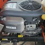 TRATOR CORTADOR DE GRAMA HUSQVARNA TS 142, ANO 2022, EM EXCELENTE ESTADO DE CONSERVAÇÃO