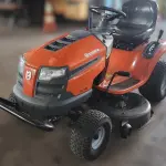 TRATOR CORTADOR DE GRAMA HUSQVARNA TS 142, ANO 2022, EM EXCELENTE ESTADO DE CONSERVAÇÃO