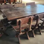 MESA DE MADEIRA COM 08 CADEIRAS