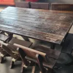 MESA DE MADEIRA COM 08 CADEIRAS