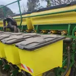 PLANTADEIRA DA MARCA JHON DEERE, MODELO 1109, À VÁCUO, ANO 2017, PANTOGRÁFICA, COM DISCO DE CORTE  E SULCADOR, RODADO DUPLO EM EXCELENTE ESTADO DE CONSERVAÇÃO E FUNCIONAMENTO.