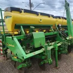 PLANTADEIRA DA MARCA JHON DEERE, MODELO 1109, À VÁCUO, ANO 2017, PANTOGRÁFICA, COM DISCO DE CORTE  E SULCADOR, RODADO DUPLO EM EXCELENTE ESTADO DE CONSERVAÇÃO E FUNCIONAMENTO.
